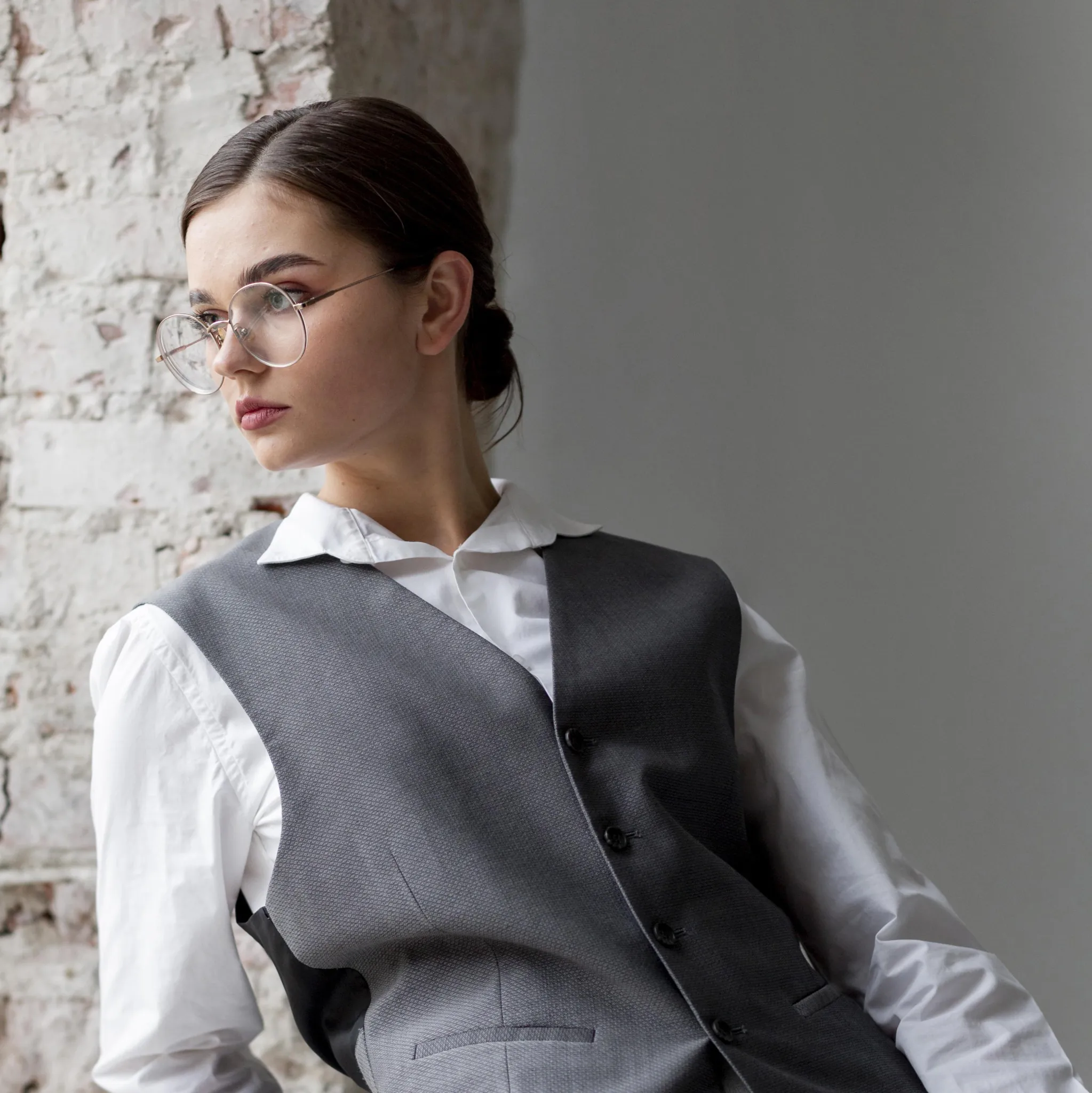 Women's Dark Grey Suit - Sleek and Sophisticated - Wellness Wonders